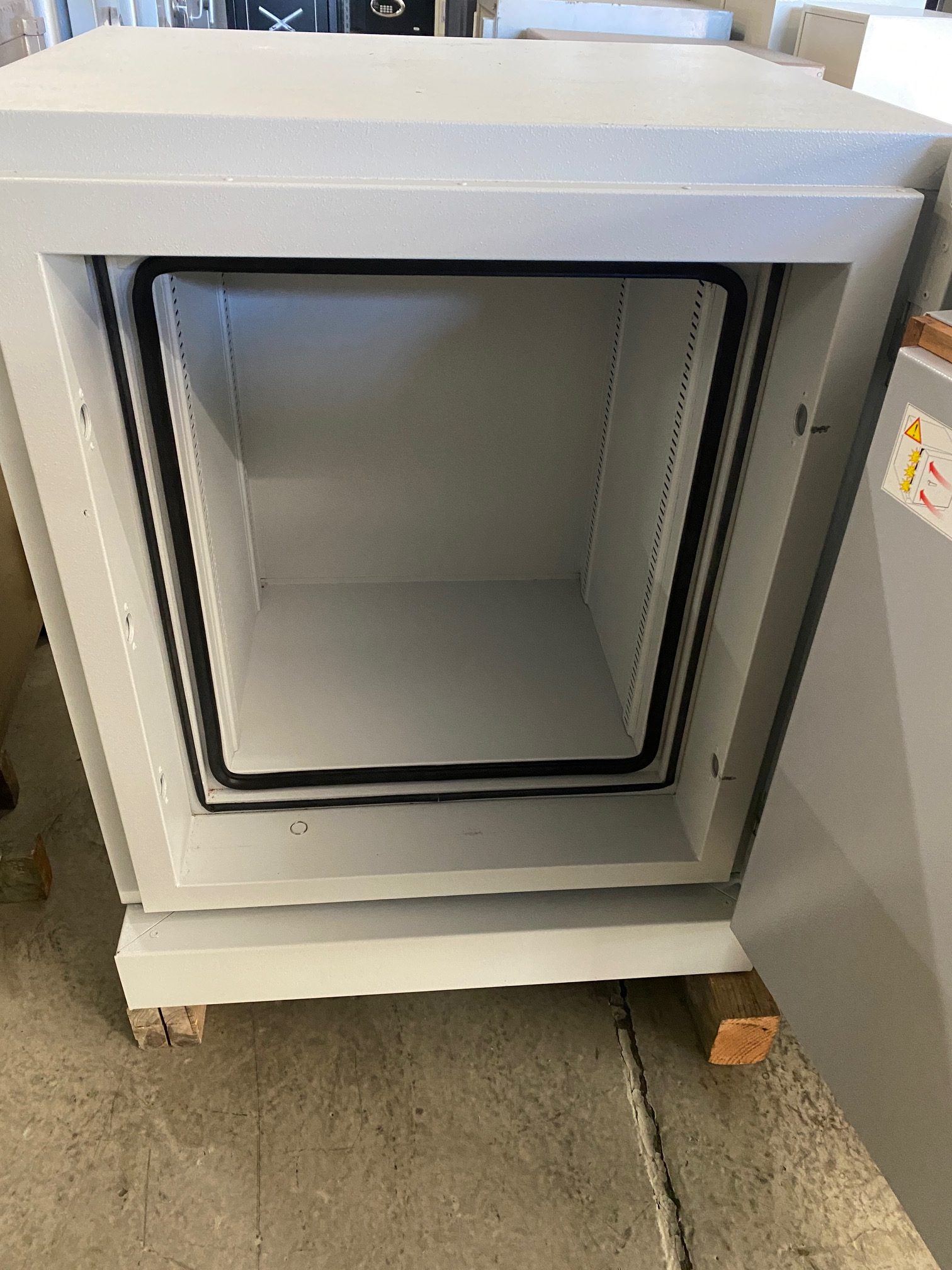 Axcess Locksmiths & Safes | Used Chubb Dataplus size 1 Media Safe Used Chubb Dataplus size 1 Media Safe - Chubb Data Safes